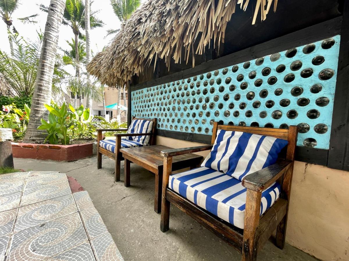 Johnnys Place Hotel Монтерико Екстериор снимка