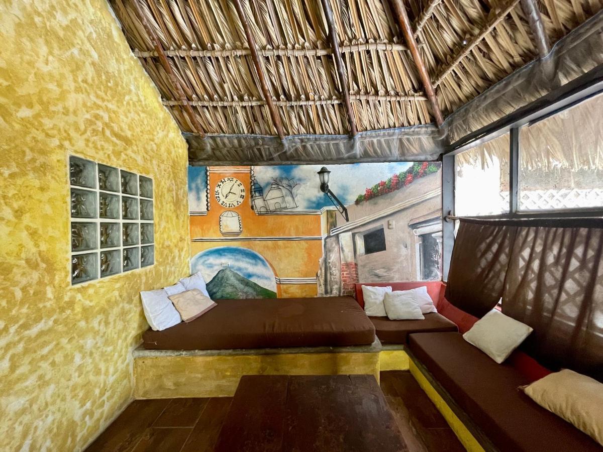 Johnnys Place Hotel Монтерико Екстериор снимка