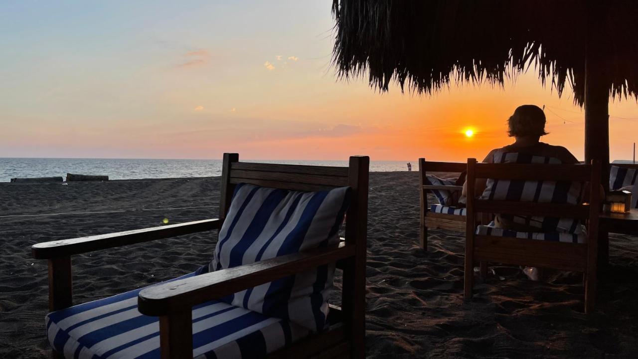 Johnnys Place Hotel Монтерико Екстериор снимка