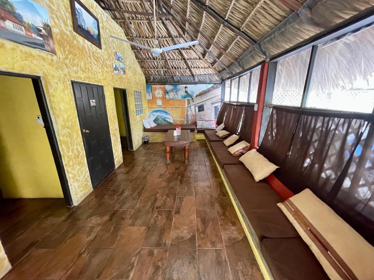 Johnnys Place Hotel Монтерико Екстериор снимка