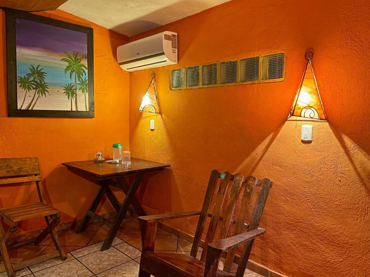 Johnnys Place Hotel Монтерико Екстериор снимка