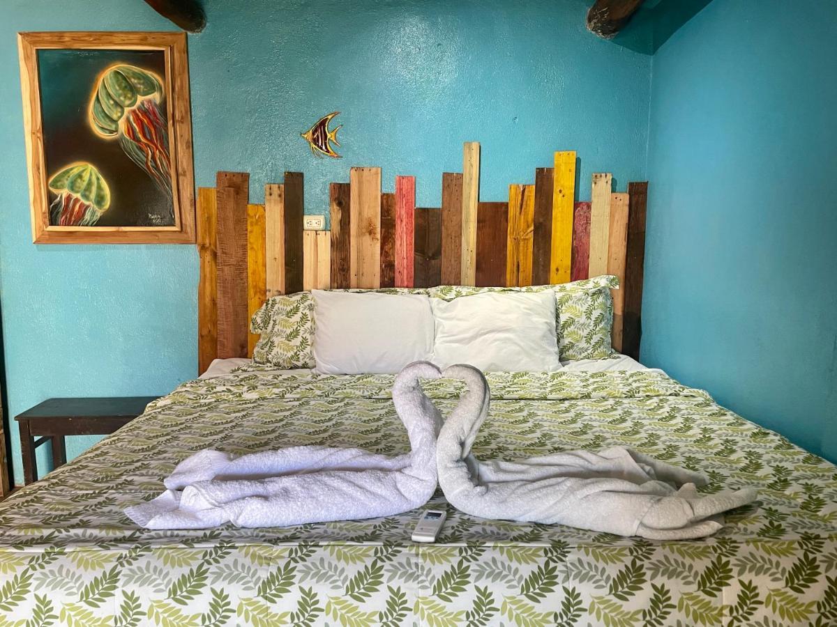 Johnnys Place Hotel Монтерико Екстериор снимка