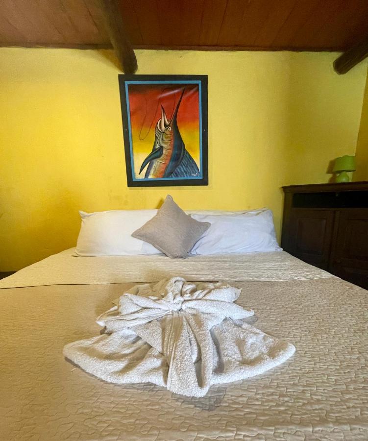 Johnnys Place Hotel Монтерико Екстериор снимка