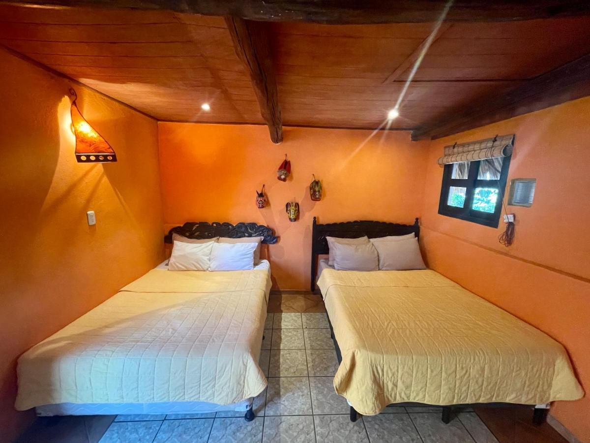 Johnnys Place Hotel Монтерико Екстериор снимка